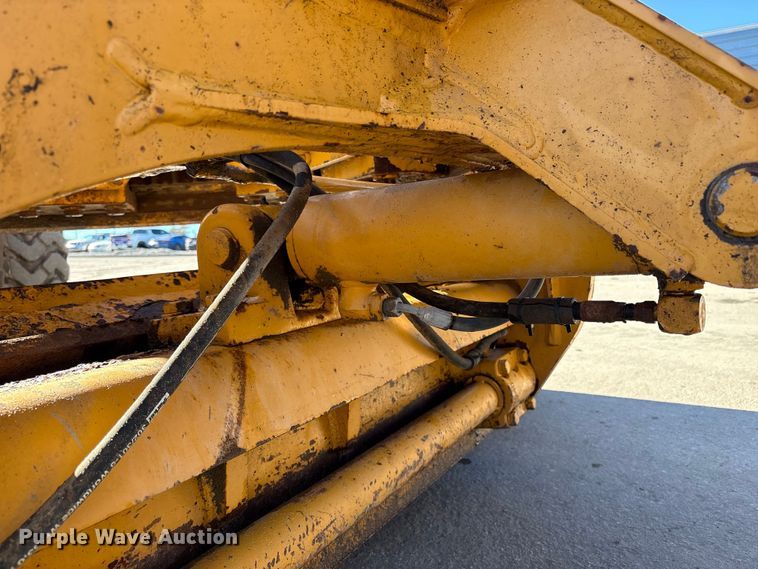 image for item EC8156 1998 John Deere 670C motor grader