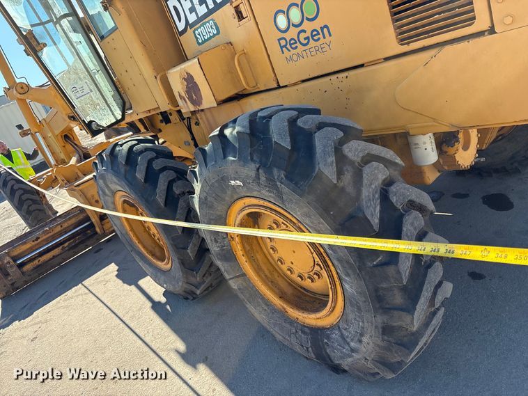 image for item EC8156 1998 John Deere 670C motor grader