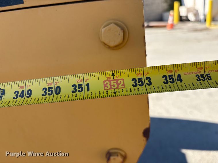 image for item EC8156 1998 John Deere 670C motor grader