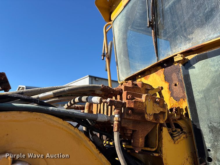 image for item EC8156 1998 John Deere 670C motor grader