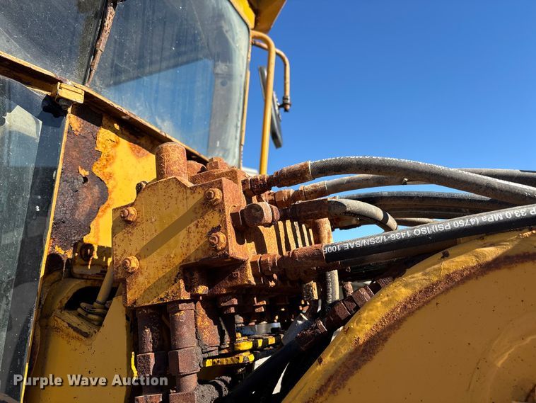 image for item EC8156 1998 John Deere 670C motor grader