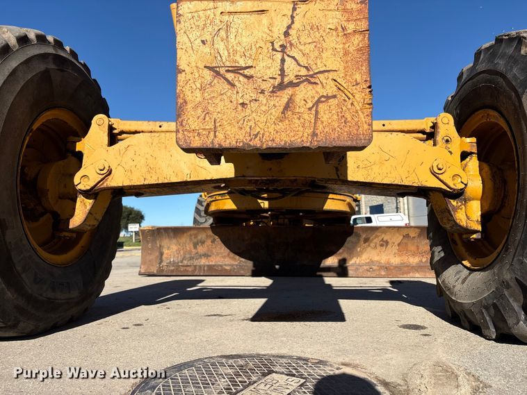 image for item EC8156 1998 John Deere 670C motor grader