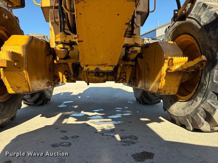 image for item EC8156 1998 John Deere 670C motor grader