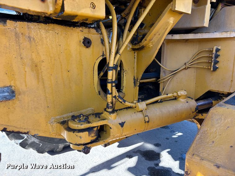 image for item EC8156 1998 John Deere 670C motor grader