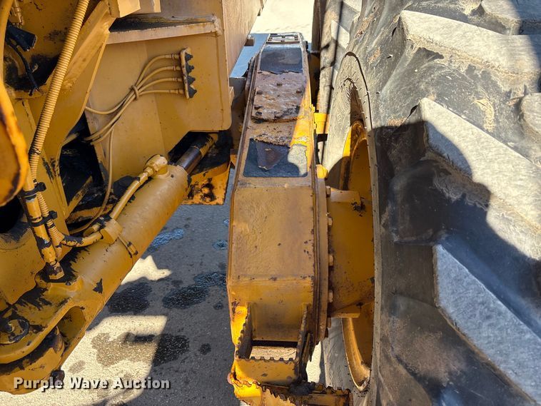 image for item EC8156 1998 John Deere 670C motor grader