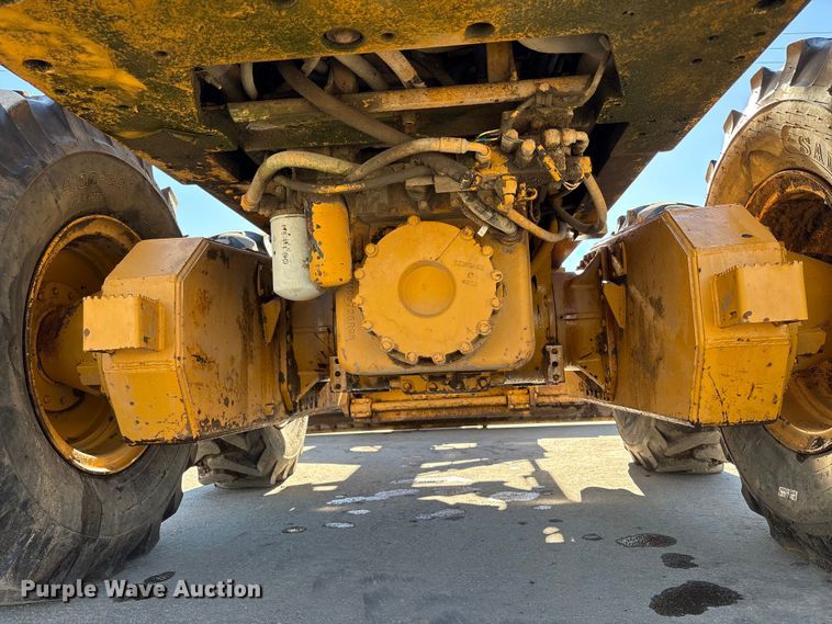 image for item EC8156 1998 John Deere 670C motor grader