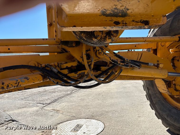 image for item EC8156 1998 John Deere 670C motor grader