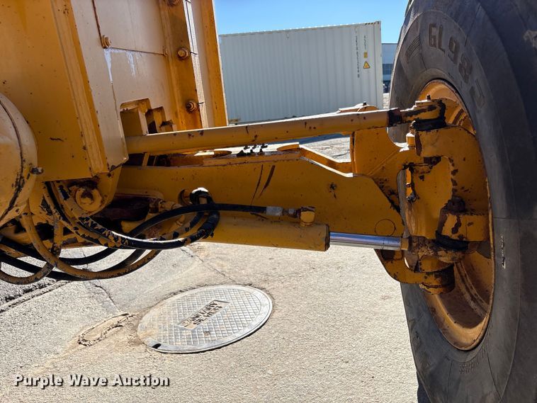 image for item EC8156 1998 John Deere 670C motor grader