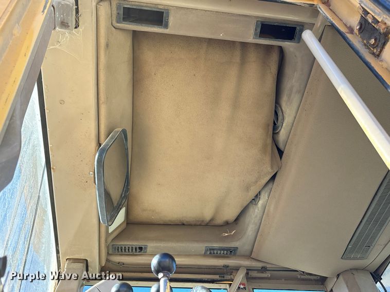 image for item EC8156 1998 John Deere 670C motor grader