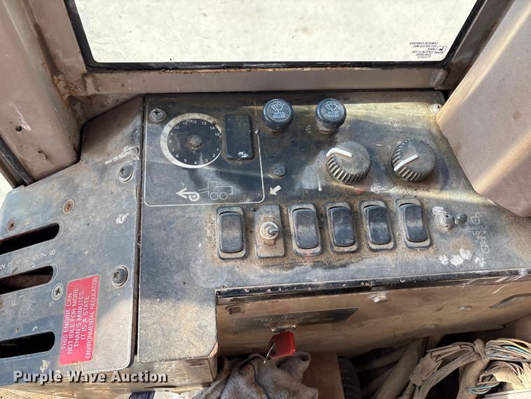 image for item EC8156 1998 John Deere 670C motor grader