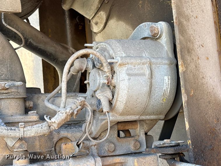 image for item EC8156 1998 John Deere 670C motor grader