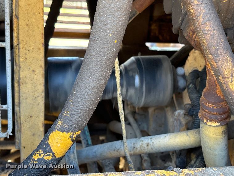 image for item EC8156 1998 John Deere 670C motor grader