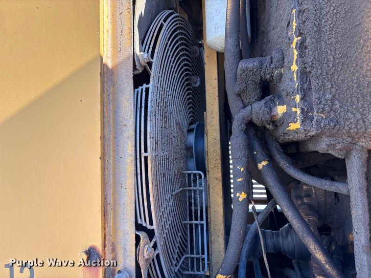 image for item EC8156 1998 John Deere 670C motor grader