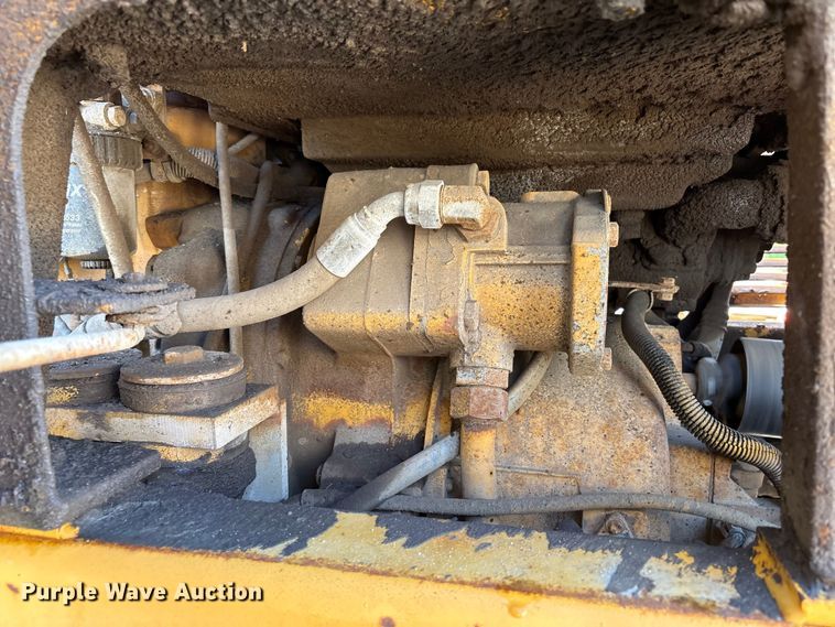 image for item EC8156 1998 John Deere 670C motor grader