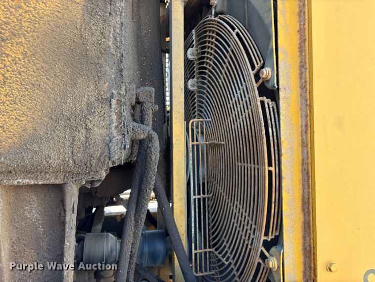 image for item EC8156 1998 John Deere 670C motor grader