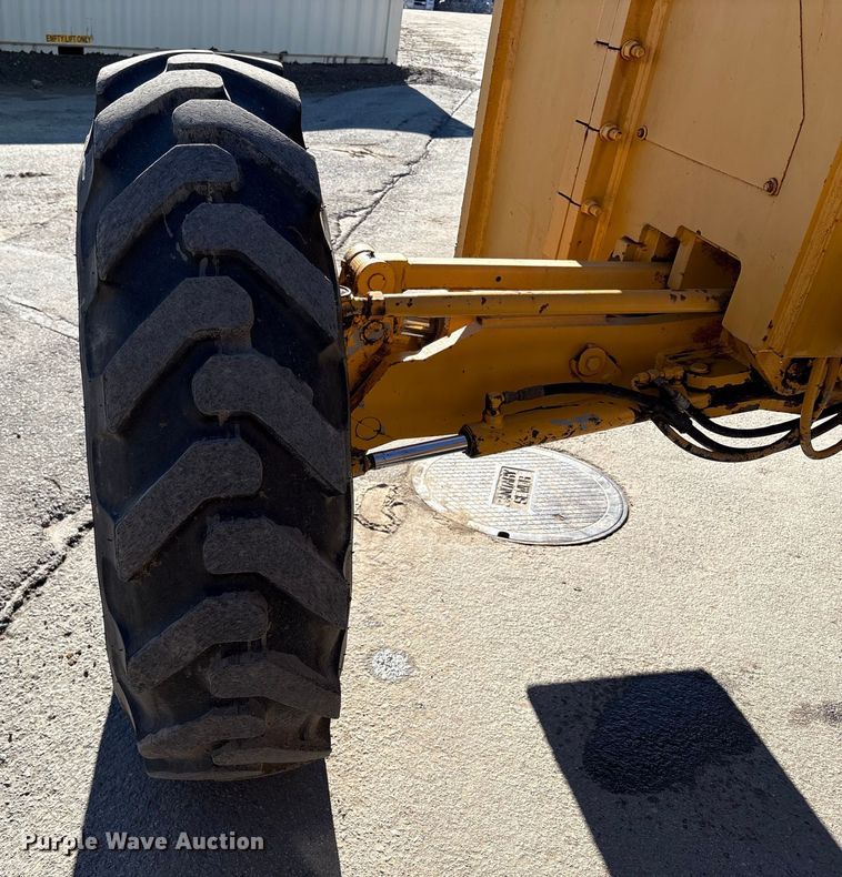 image for item EC8156 1998 John Deere 670C motor grader