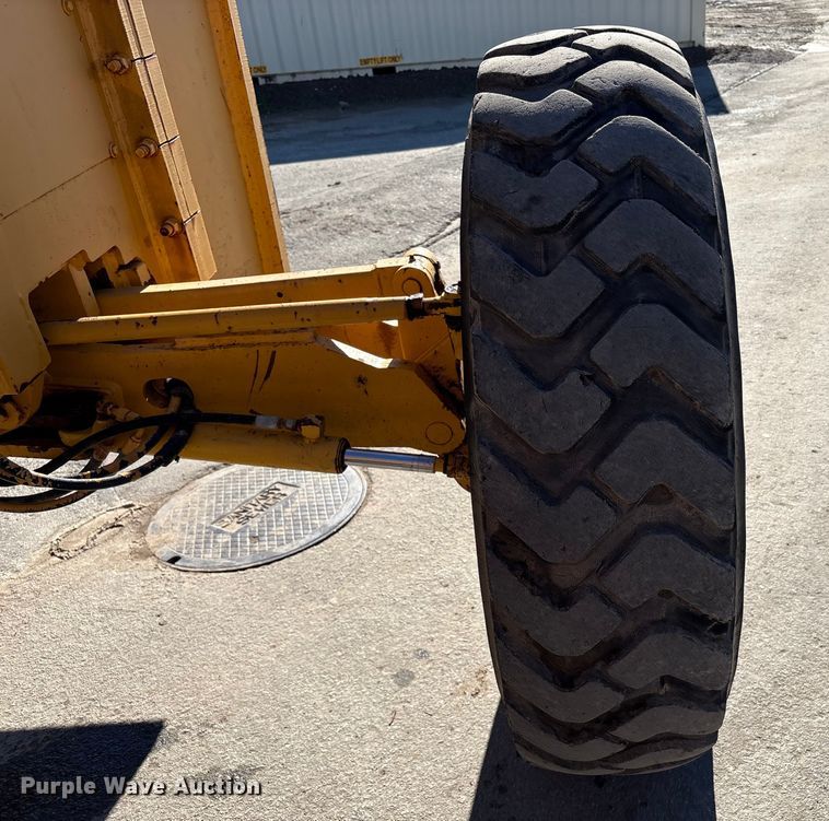 image for item EC8156 1998 John Deere 670C motor grader