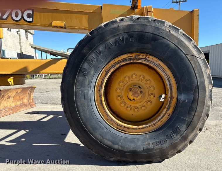 image for item EC8156 1998 John Deere 670C motor grader