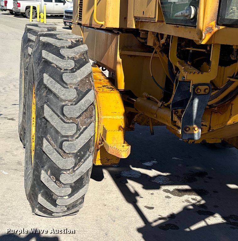 image for item EC8156 1998 John Deere 670C motor grader