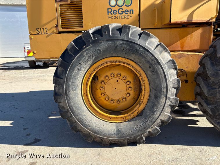 image for item EC8156 1998 John Deere 670C motor grader