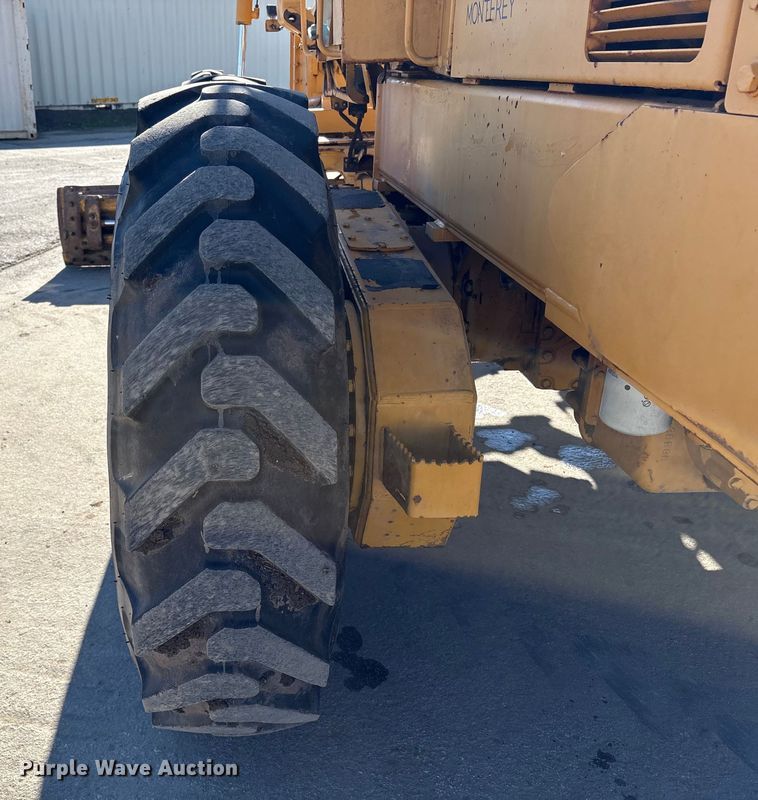 image for item EC8156 1998 John Deere 670C motor grader