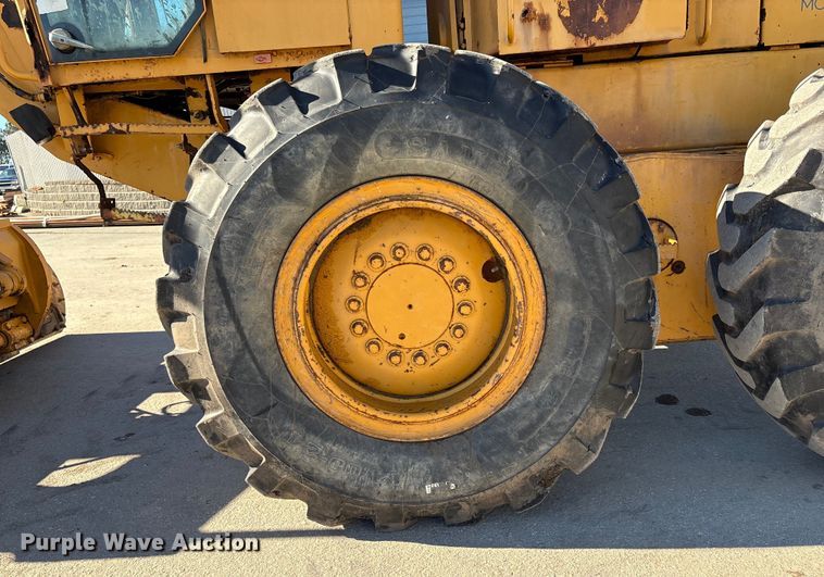 image for item EC8156 1998 John Deere 670C motor grader