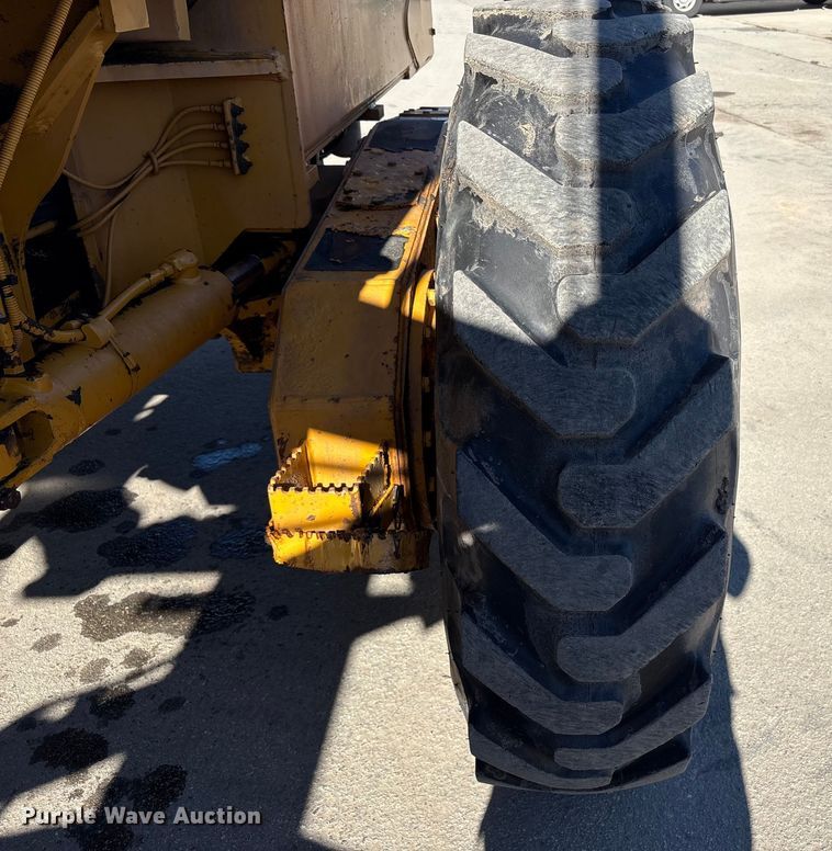 image for item EC8156 1998 John Deere 670C motor grader