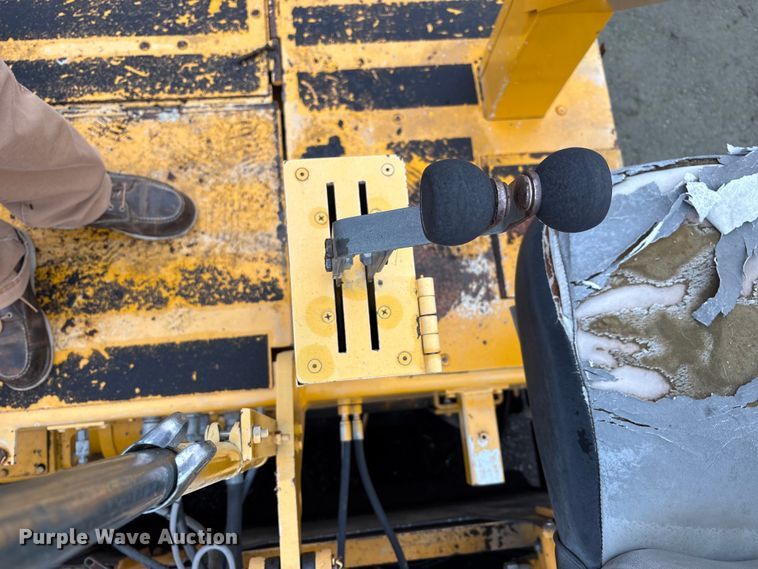 image for item EC8173 1999 Blaw-Knox PF-5510 paver