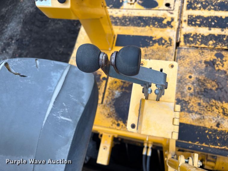 image for item EC8173 1999 Blaw-Knox PF-5510 paver