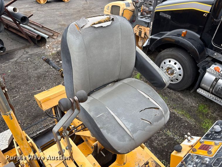 image for item EC8173 1999 Blaw-Knox PF-5510 paver