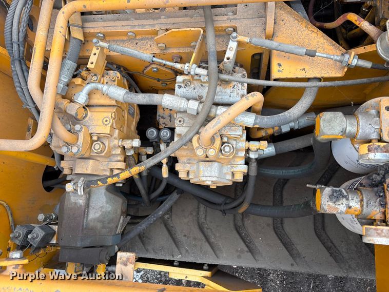 image for item EC8173 1999 Blaw-Knox PF-5510 paver