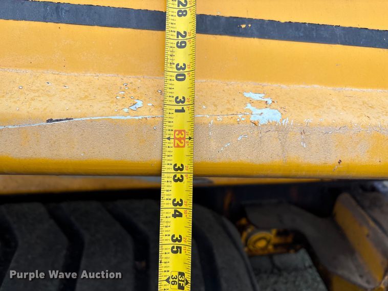 image for item EC8173 1999 Blaw-Knox PF-5510 paver