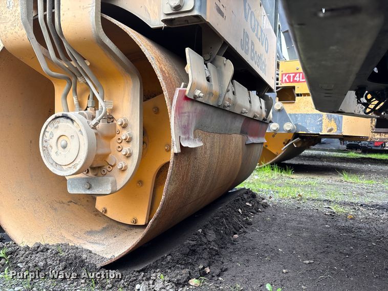 image for item EC8174 Volvo DD31HF double drum vibratory roller