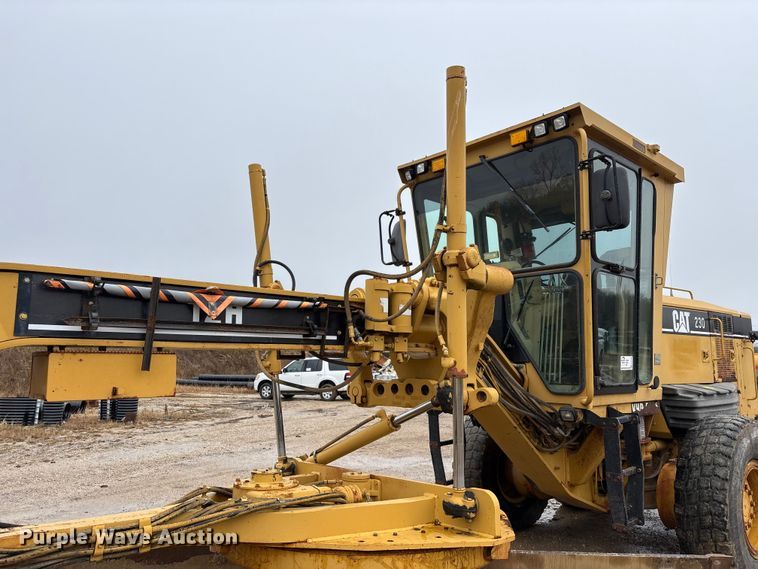 image for item ED2408 2005 Caterpillar 12H motor grader