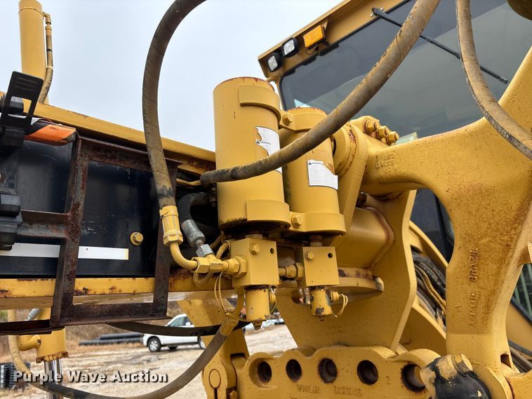 image for item ED2408 2005 Caterpillar 12H motor grader