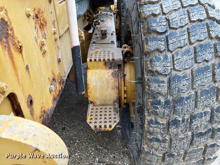 image for item ED2408 2005 Caterpillar 12H motor grader