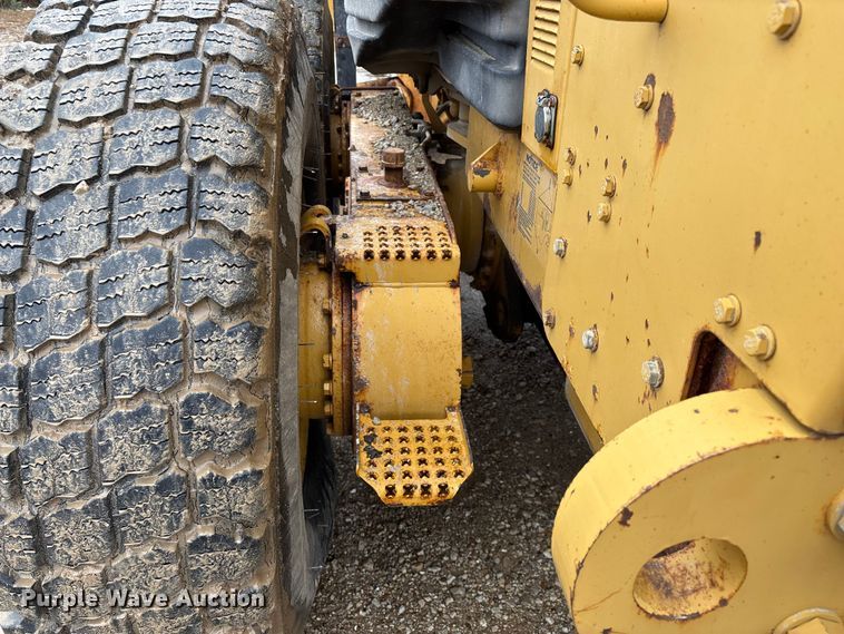 image for item ED2408 2005 Caterpillar 12H motor grader