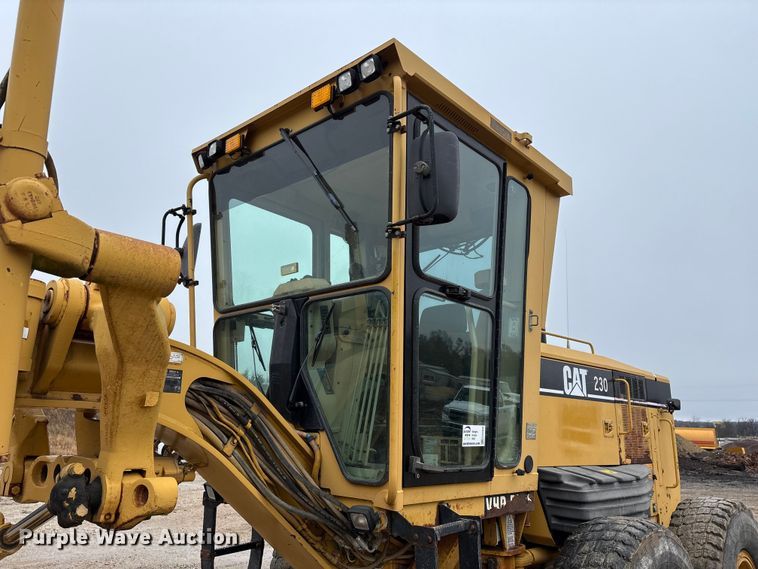 image for item ED2408 2005 Caterpillar 12H motor grader