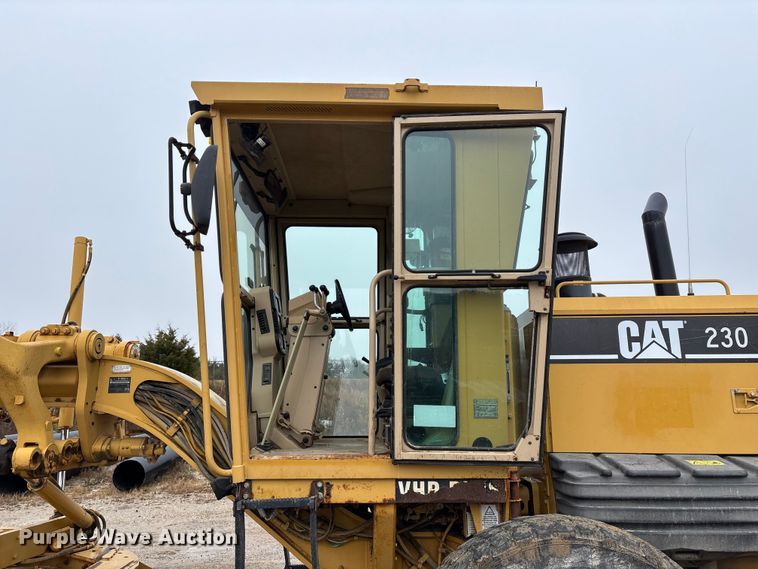 image for item ED2408 2005 Caterpillar 12H motor grader