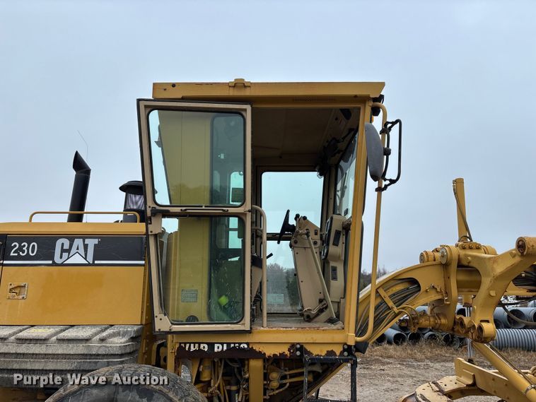 image for item ED2408 2005 Caterpillar 12H motor grader