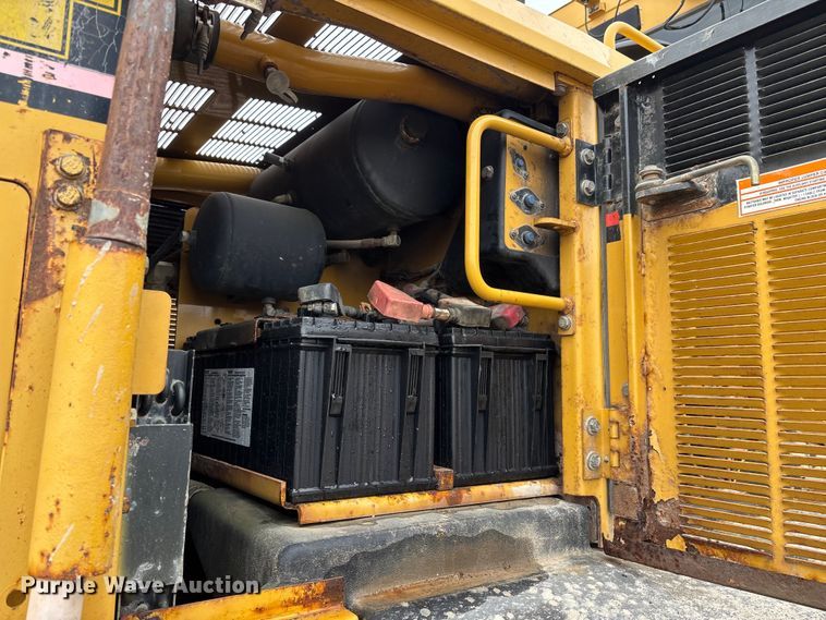 image for item ED2408 2005 Caterpillar 12H motor grader