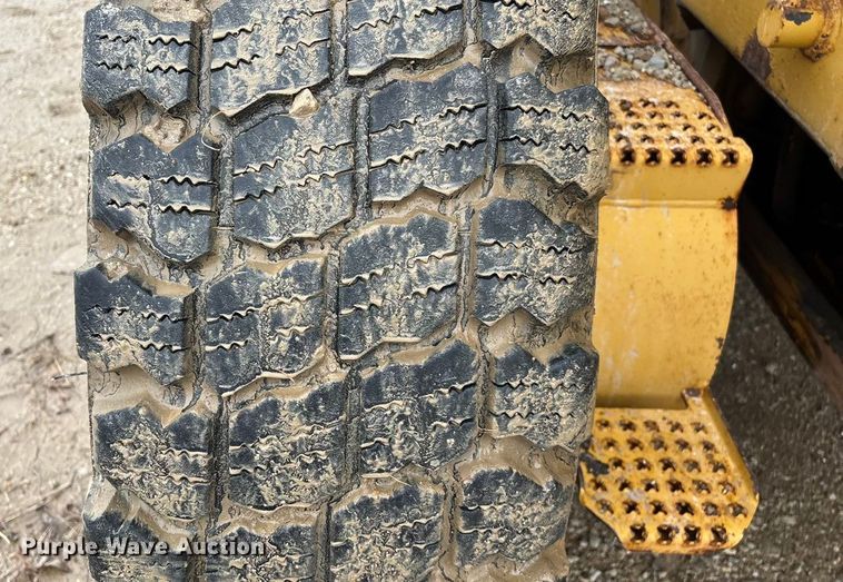 image for item ED2408 2005 Caterpillar 12H motor grader