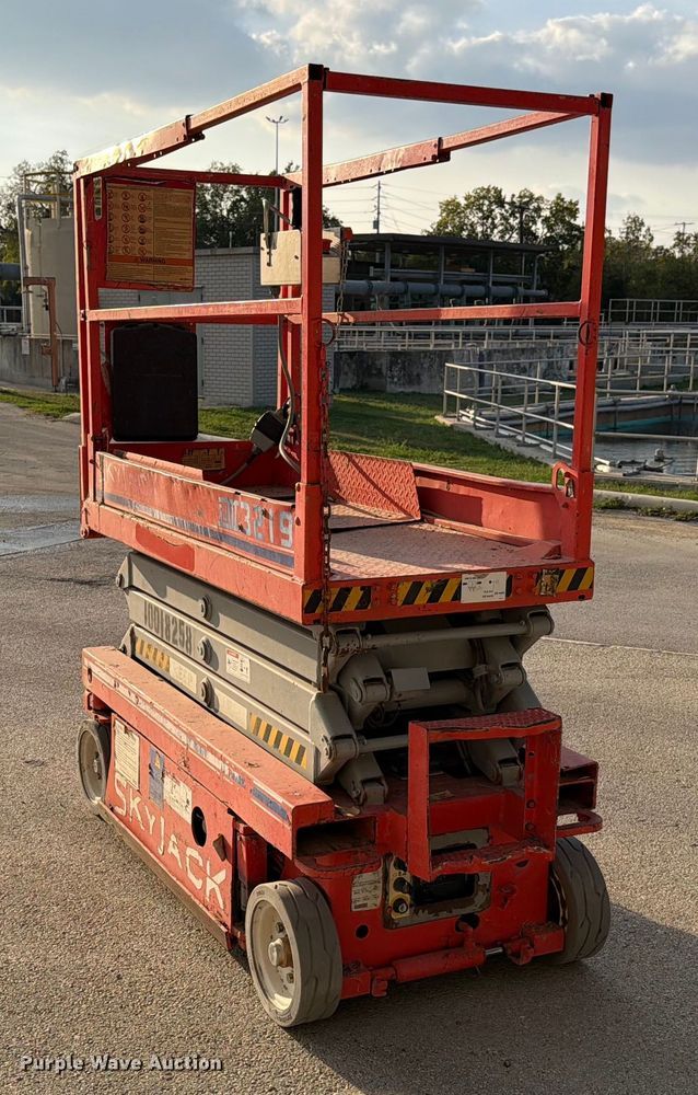 image for item ED5031 2012 SkyJack SJIII 3219 scissor lift