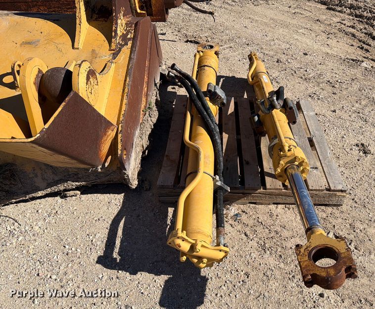 image for item ED5050 2004 John Deere 1050C dozer