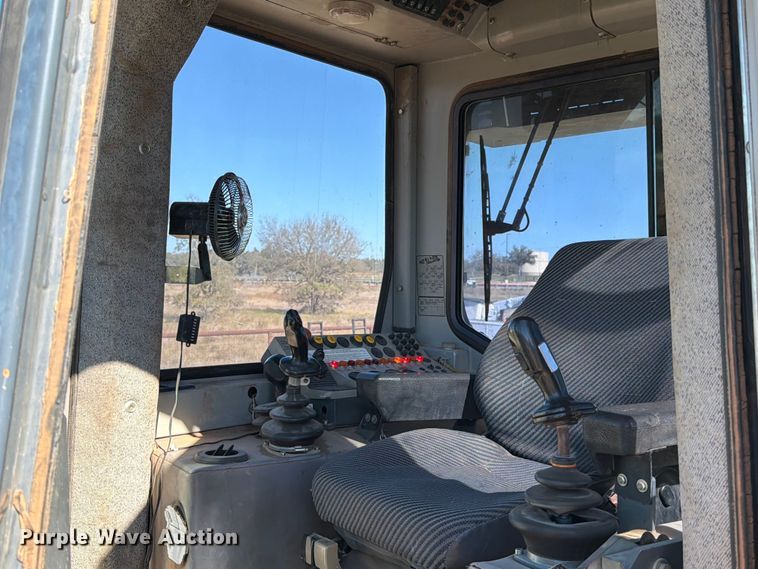 image for item ED5050 2004 John Deere 1050C dozer