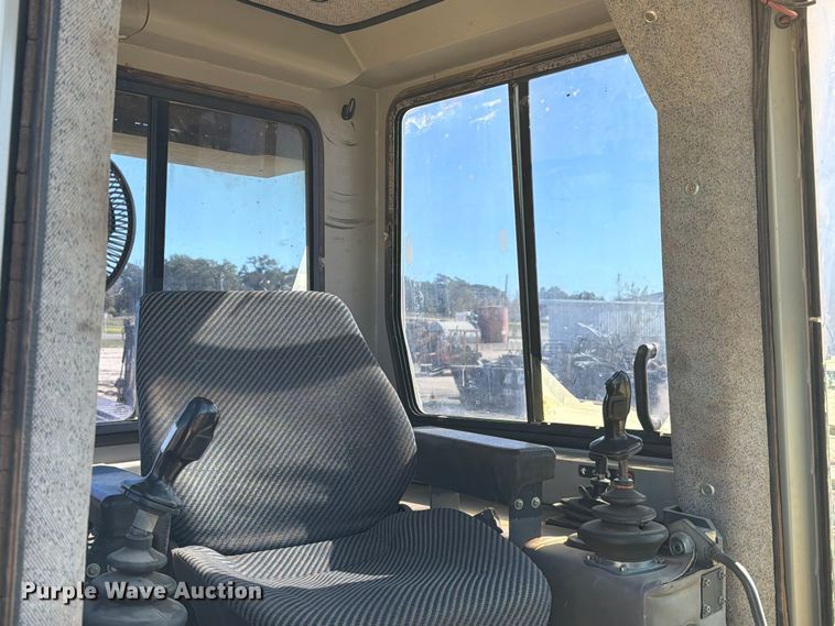 image for item ED5050 2004 John Deere 1050C dozer