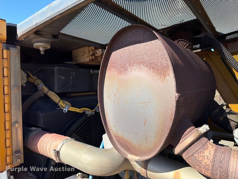 image for item ED5050 2004 John Deere 1050C dozer