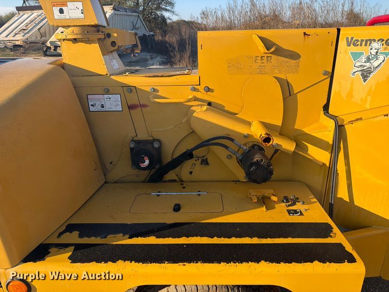 image for item ED5066 2005 Vermeer BC1000XL wood chipper