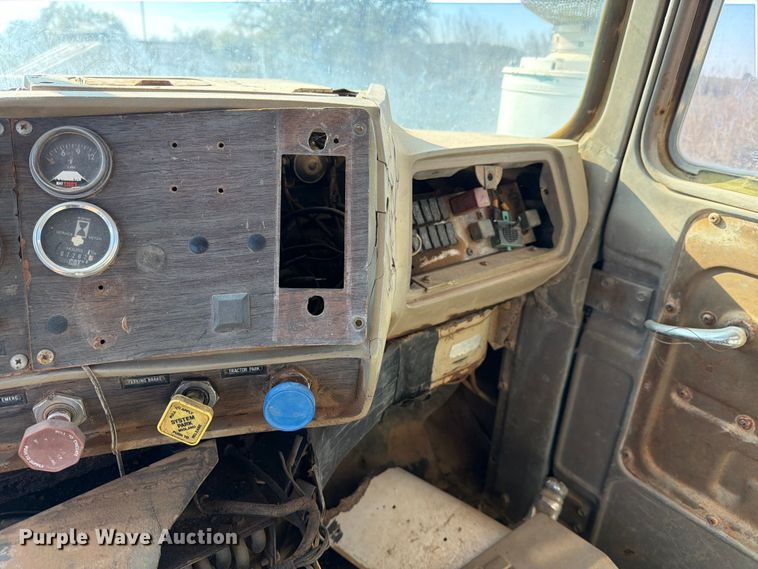 image for item ED5067 1984 Mack R600K dump truck