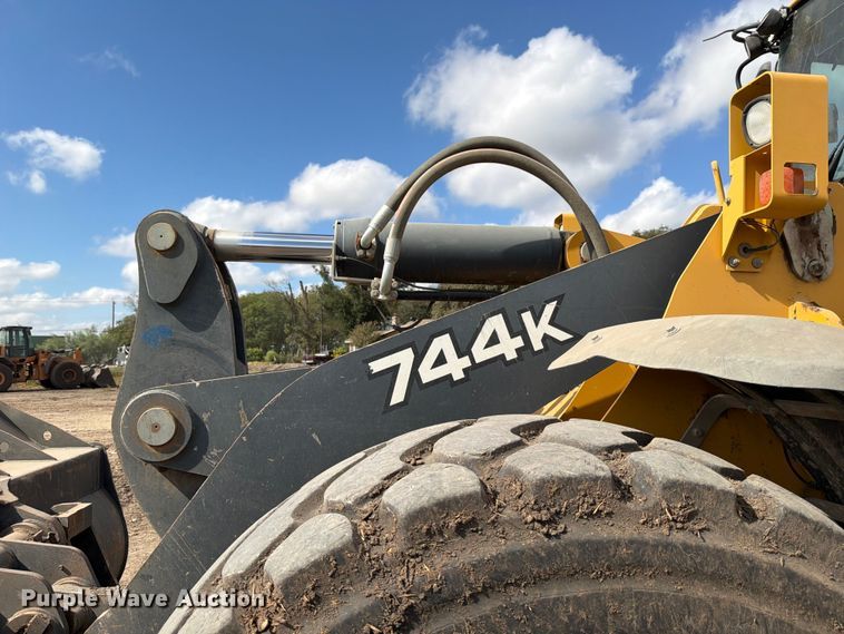 image for item ED5915 2011 John Deere 744K wheel loader